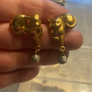 1992 Avon Frolicking Feline Cats Pierce Earrings